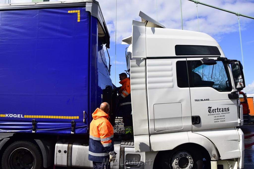 Schwerer LKW VU PKlemm A 4 Rich Olpe auf der Rodenkirchener Bruecke P359.JPG - Miklos Laubert